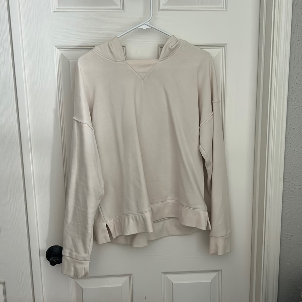 Cream sweatshirt, size medium, Universal Thread